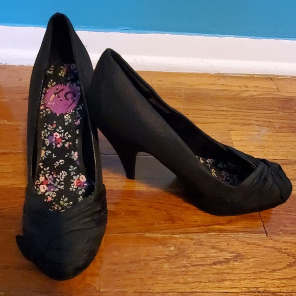 Shoes - Picture 2 of 2